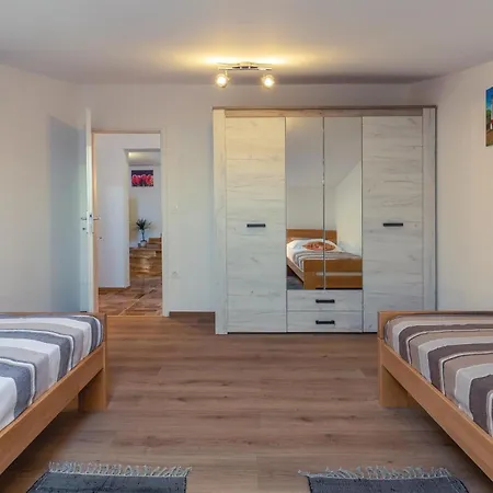 Three-bedroom In بيت للعطل بوجي