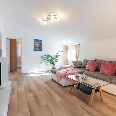 Three-bedroom In 부제